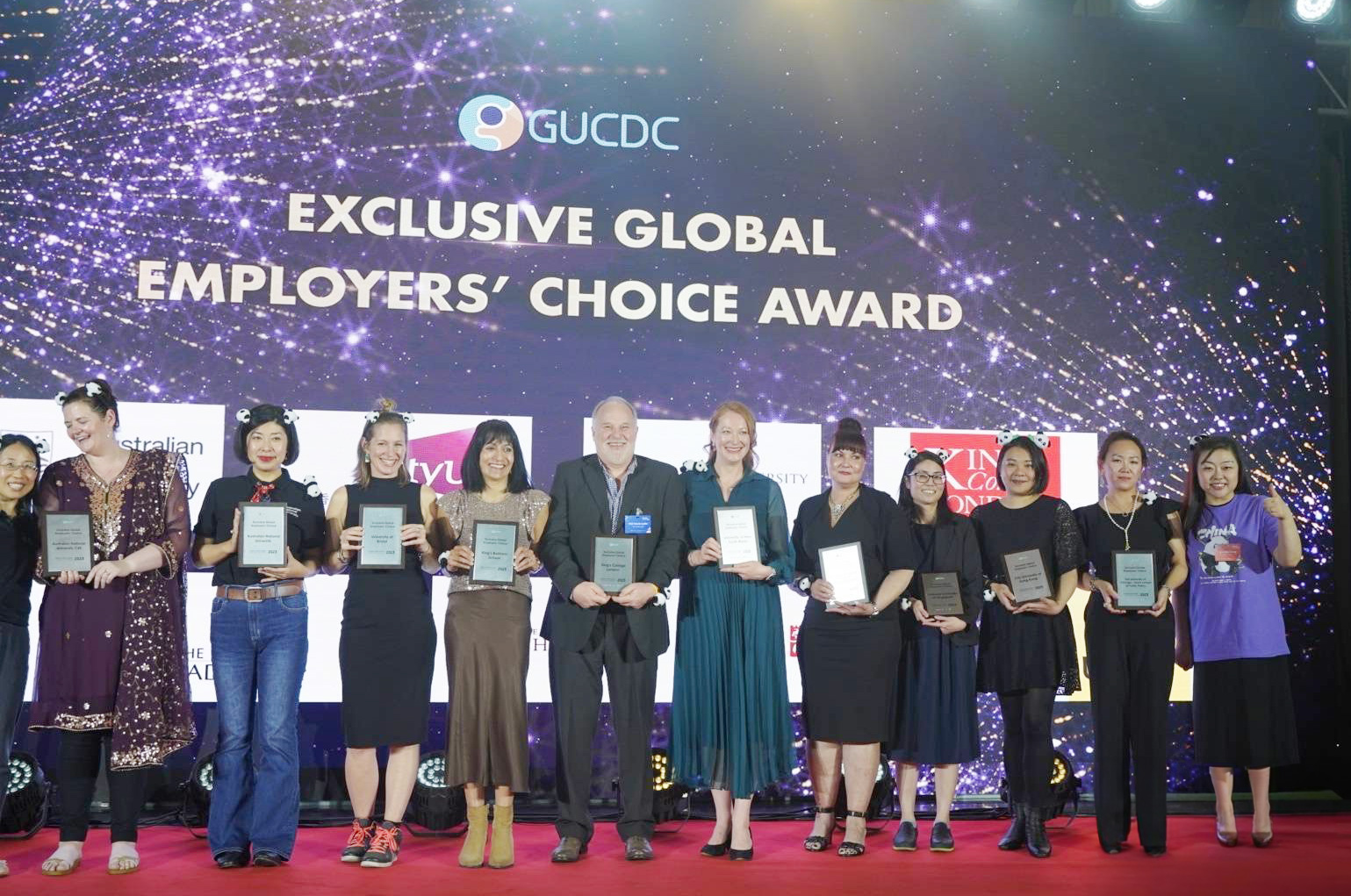 Ms Doris Cheng (3rd from the right), Assistant Director (Business Career Development) of CB, attends the presentation ceremony on the “Exclusive Global Employers’ Choice Award” 