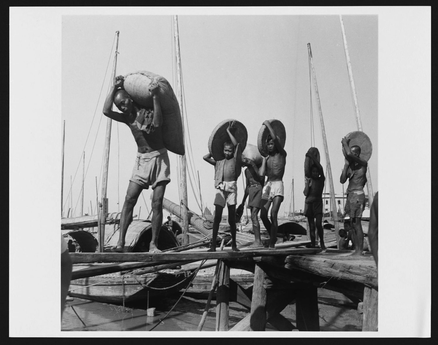 Chaozhou migrants off-loading sacks in Western District, Hong Kong Photo courtesy of Harvard-Yenching Library of the Harvard College Library, Harvard University