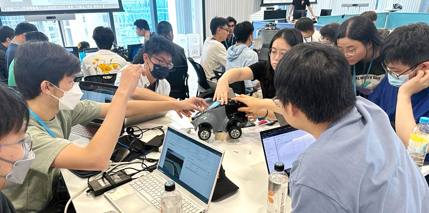 Experimenting the cloud-based 3D racing simulator.