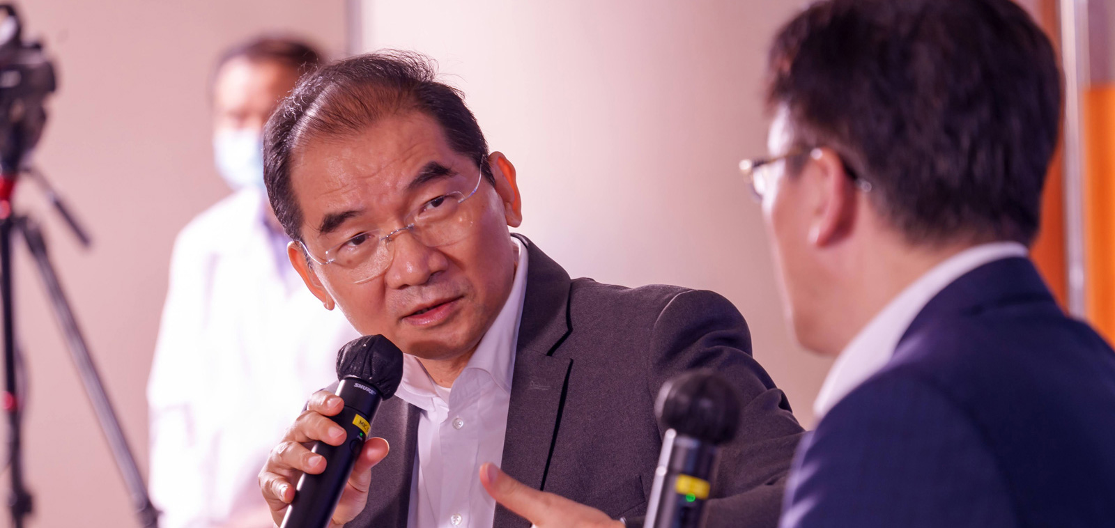 Professor Michael Yang (left) facilitates a lively Q&A, engaging participants in the forum discussion