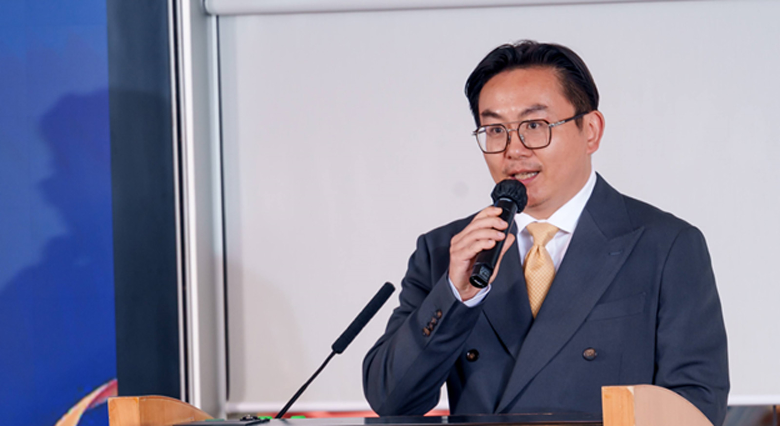 Mr Ju Da-gong, EMBA (Chinese) alumnus, serves as master of ceremonies of the event