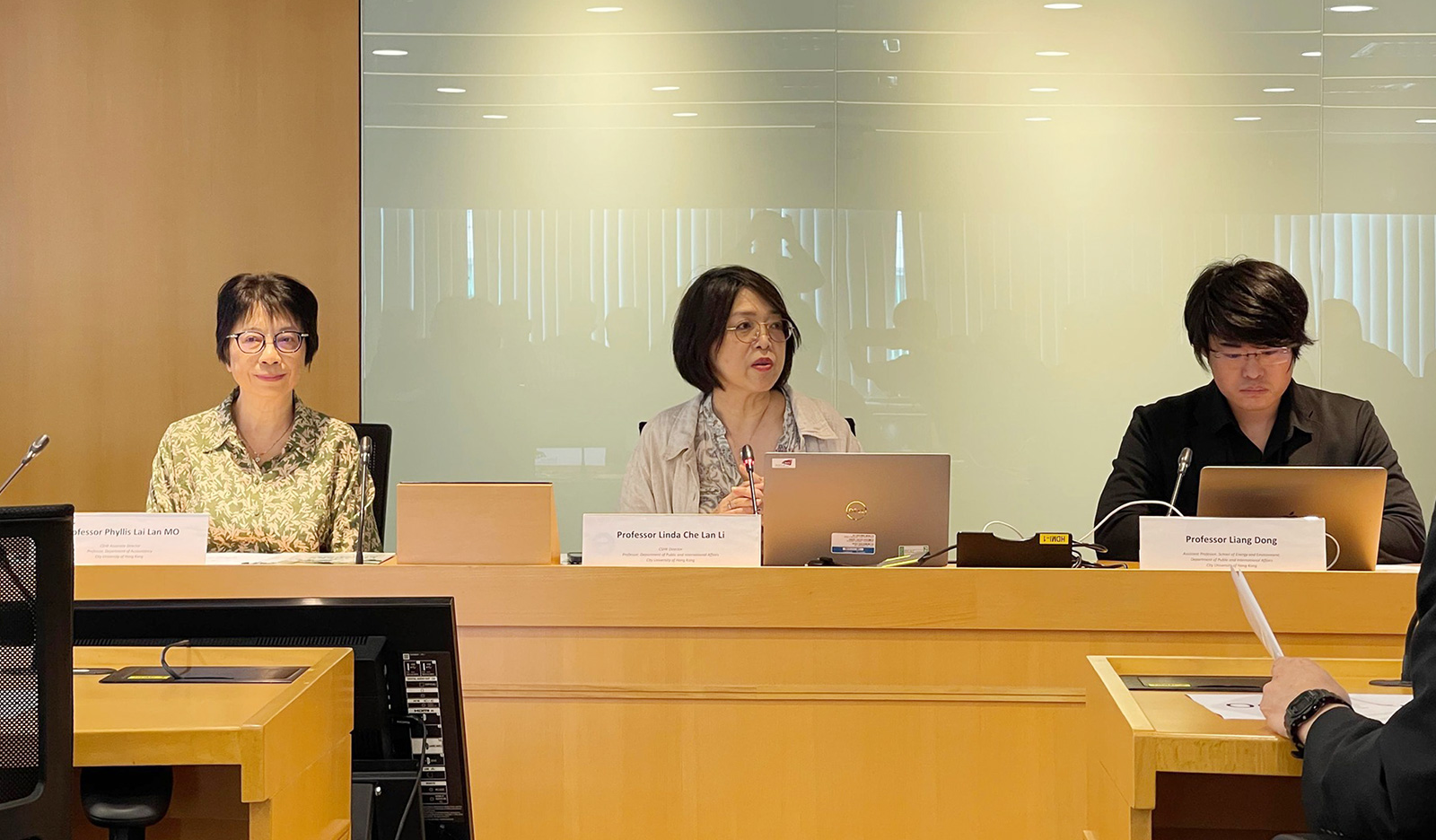 (From left) Professor Phyllis Mo Lai-lan, Professor Linda Li Che-lan and Professor Liang Dong lead the seminar