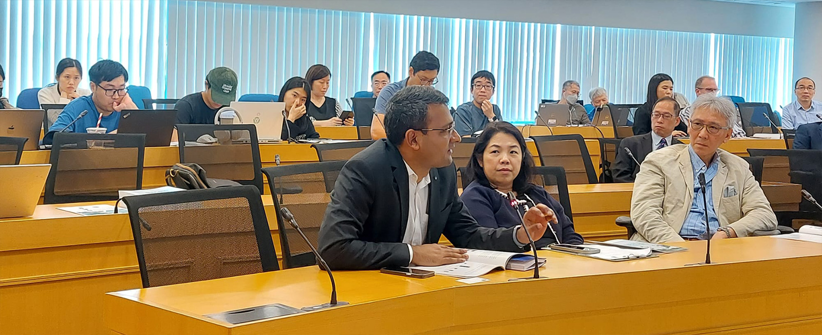 (Front row from left) Mr Sivananth Ramachandra Iyer (Director - Policy, Registration and Oversight, Accounting and Financial Reporting Council), Ms Janey Lai (CEO, Accounting and Financial Reporting Council) and Mr Cary Chan (Executive Director, Hong Kong Green Building Council) join the seminar and share their views during Q&A session