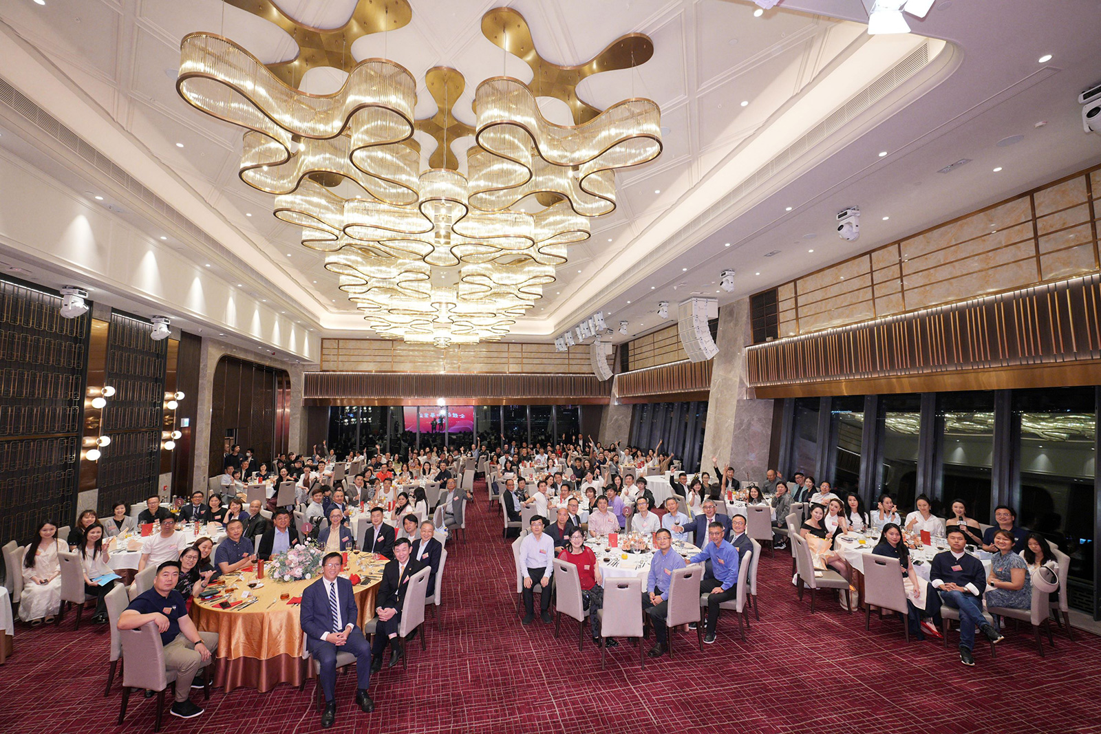 Over 200 students, faculty, and alumni from four DBA (Chinese) and EMBA (Chinese) programmes join the celebration dinner