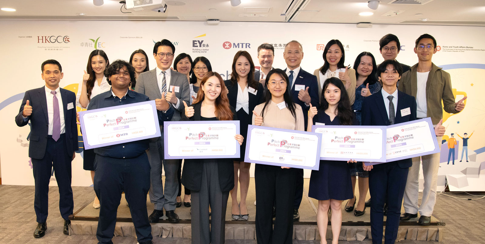 Pazu Li (the first from right in the first row) with other winners, judges, mentors and representatives of schools and companies.