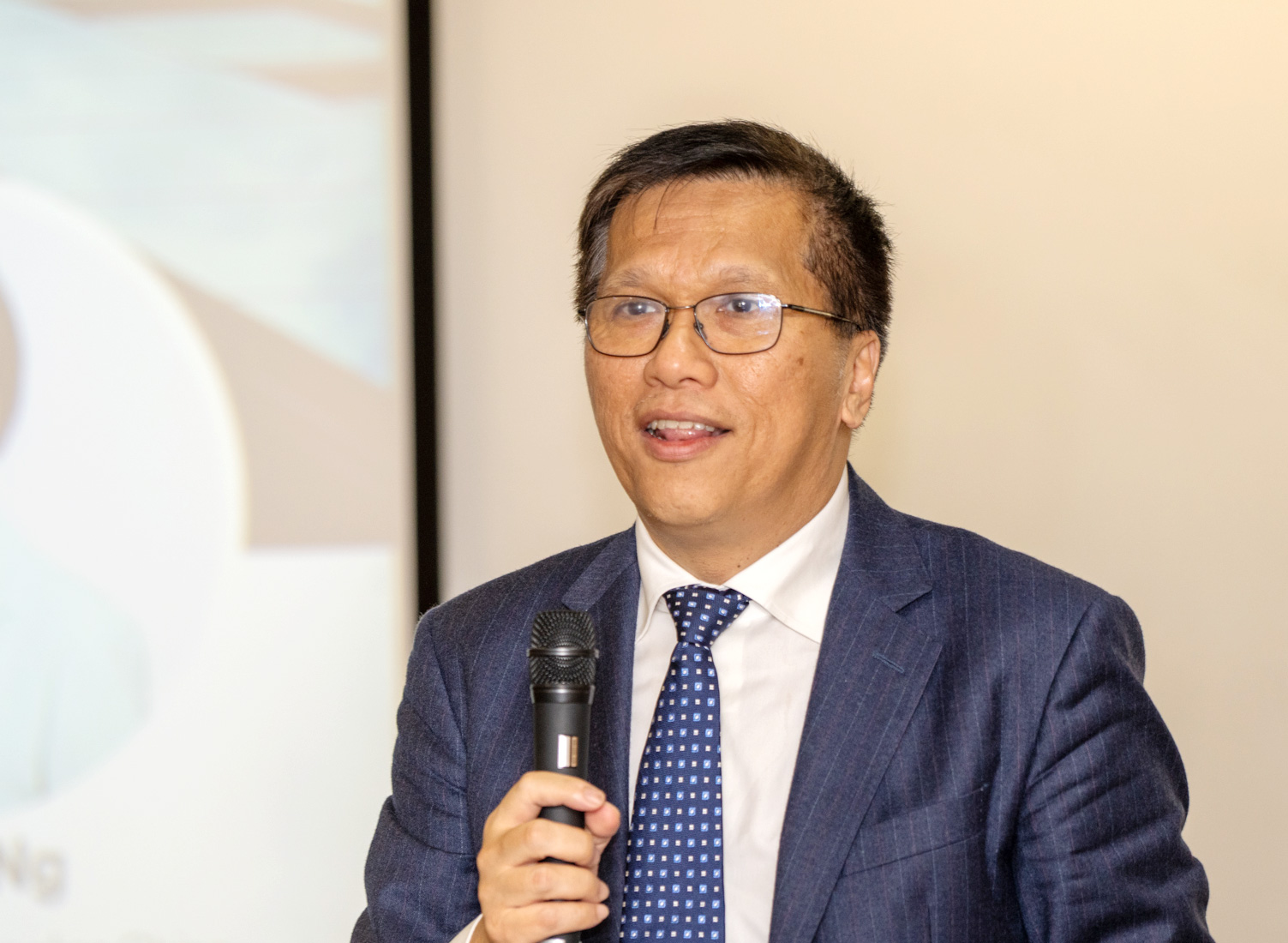 Dean Kalok Chan welcomes the guest speakers and thanks them for their insightful sharing.