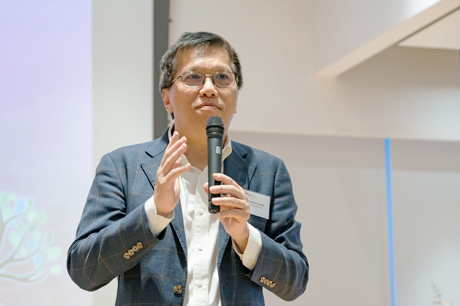 Dean Kalok Chan delivers the welcoming remarks. 