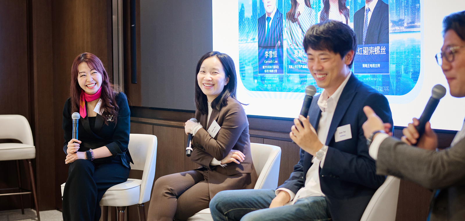 The highlight of the evening is the panel discussion on the 2025 global economy.