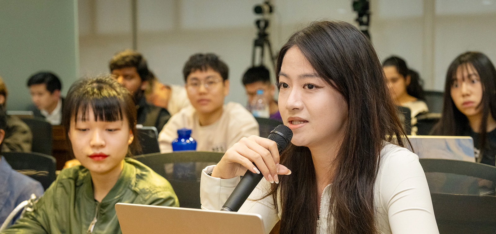 New round of corporate leaders sharing session in CB3020 Advanced Business Seminar