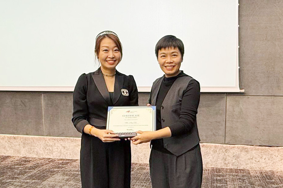 Professor Tina Choi (left) presents a certificate of appreciation to Ms Amy Wu (right).