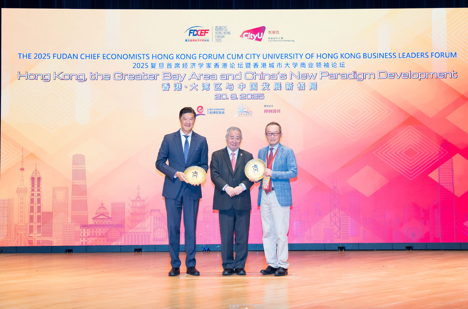 In recognition of their invaluable support for the forum, Professor Freddy Boey presents tokens of appreciation to Professor Jun Zhang, Dean of the School of Economics at Fudan University, and Mr Andrew Yao, Chairman of the Federation of Hong Kong-Shanghai Associations.