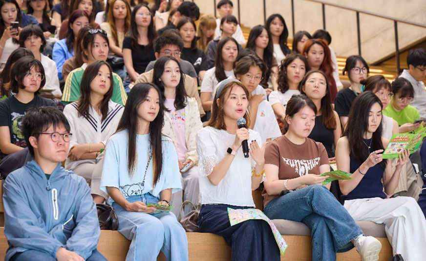 Students enjoy the direct dialogue with our alumni. 