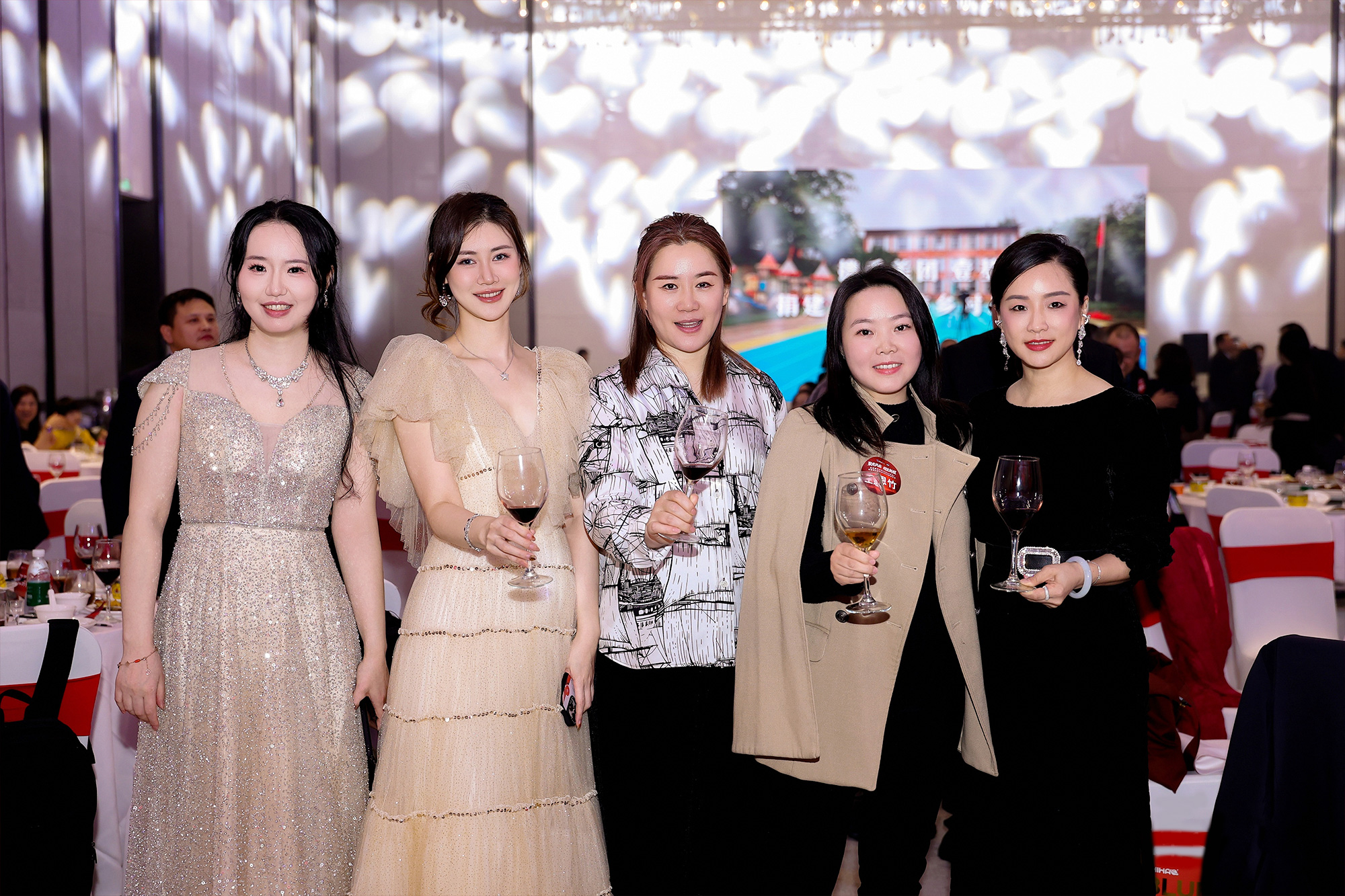 EMBA (Chinese) alumni cheer to friendship at the annual banquet.