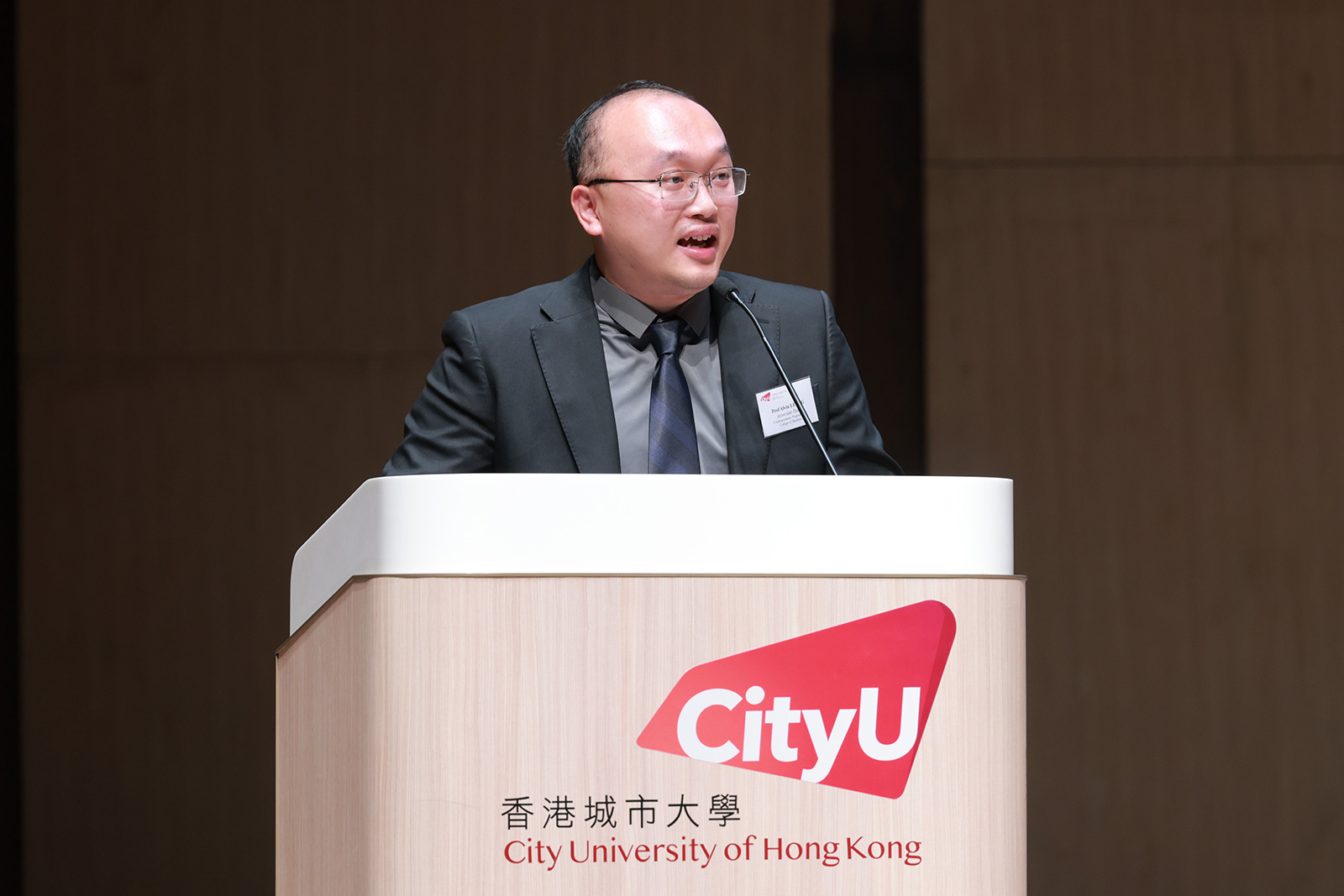 Professor Alvin Leung, Associate Dean (Undergraduate Programmes) of CB, introduces the College's 3Is: Innovation, Intelligence and Internationalisation, and encourages freshmen to develop these qualities throughout their studies. 