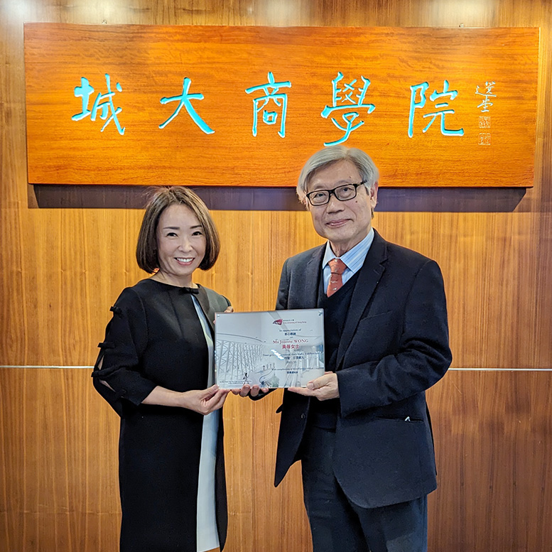 Professor Kim Jeong Bon (right) expresses appreciation to Ms Joanne Wong who has donated HK$250,000 to the College of Business.