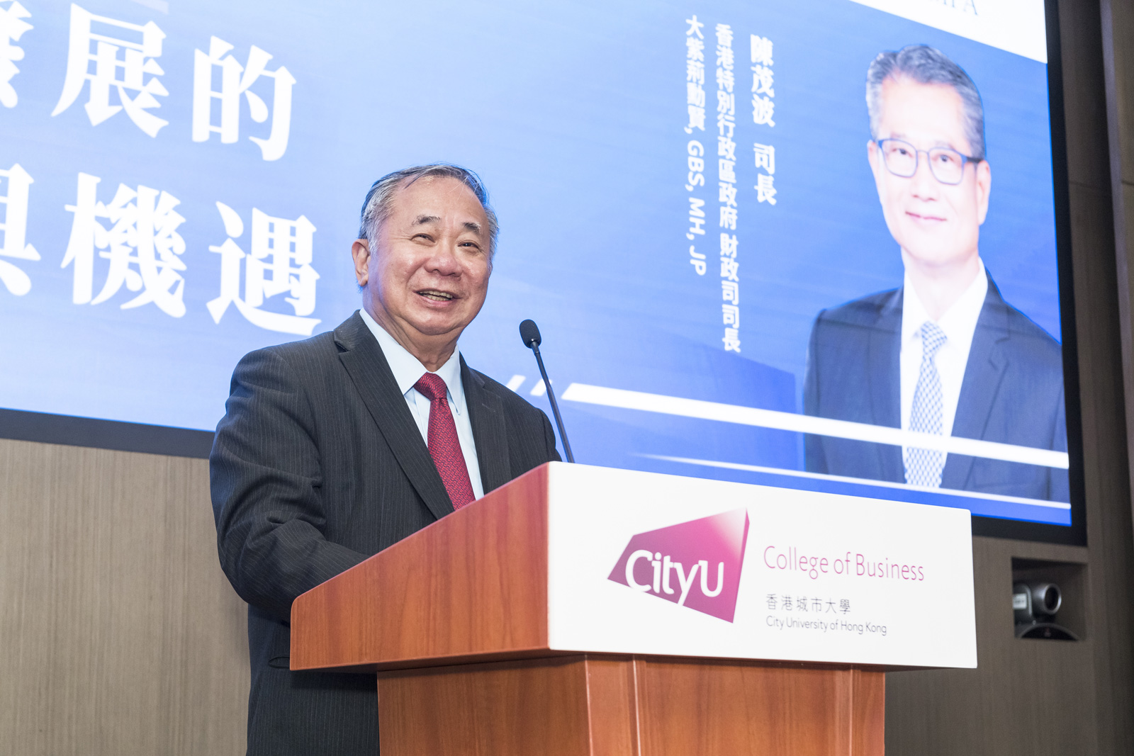 President Freddy Boey, at his welcome speech, acknowledges the successful leadership of Mr Paul Chan, Financial Secretary, in tackling the many significant challenges. 