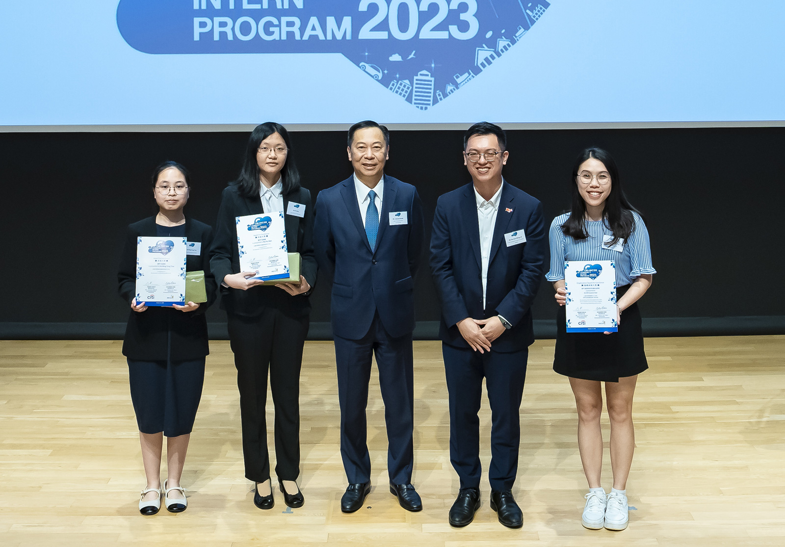 (second from the left) Ma Pui Man receives the award certificate