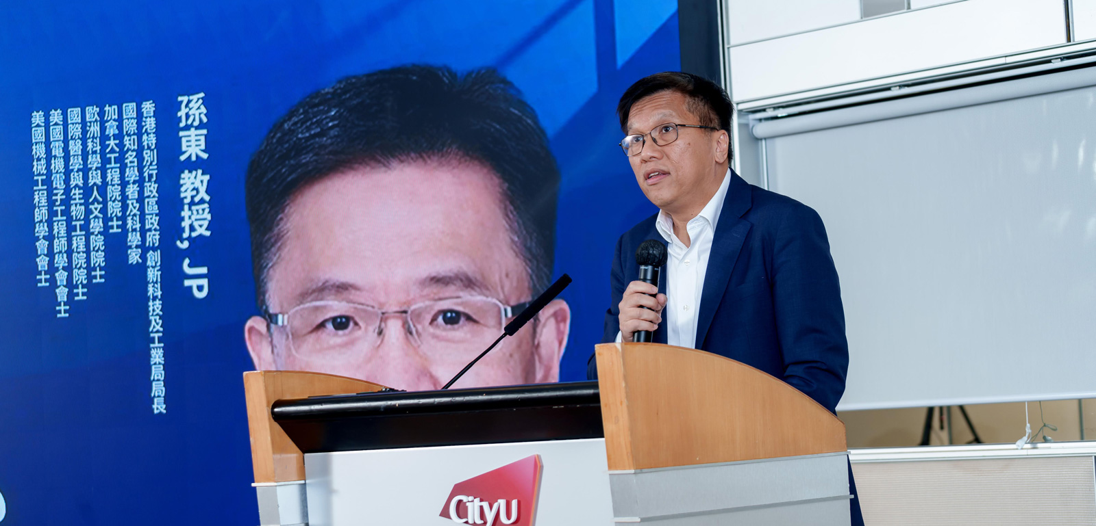 Dean Kalok Chan welcomes and thanks Professor Sun Dong for speaking at the EMBA Frontier Forum
