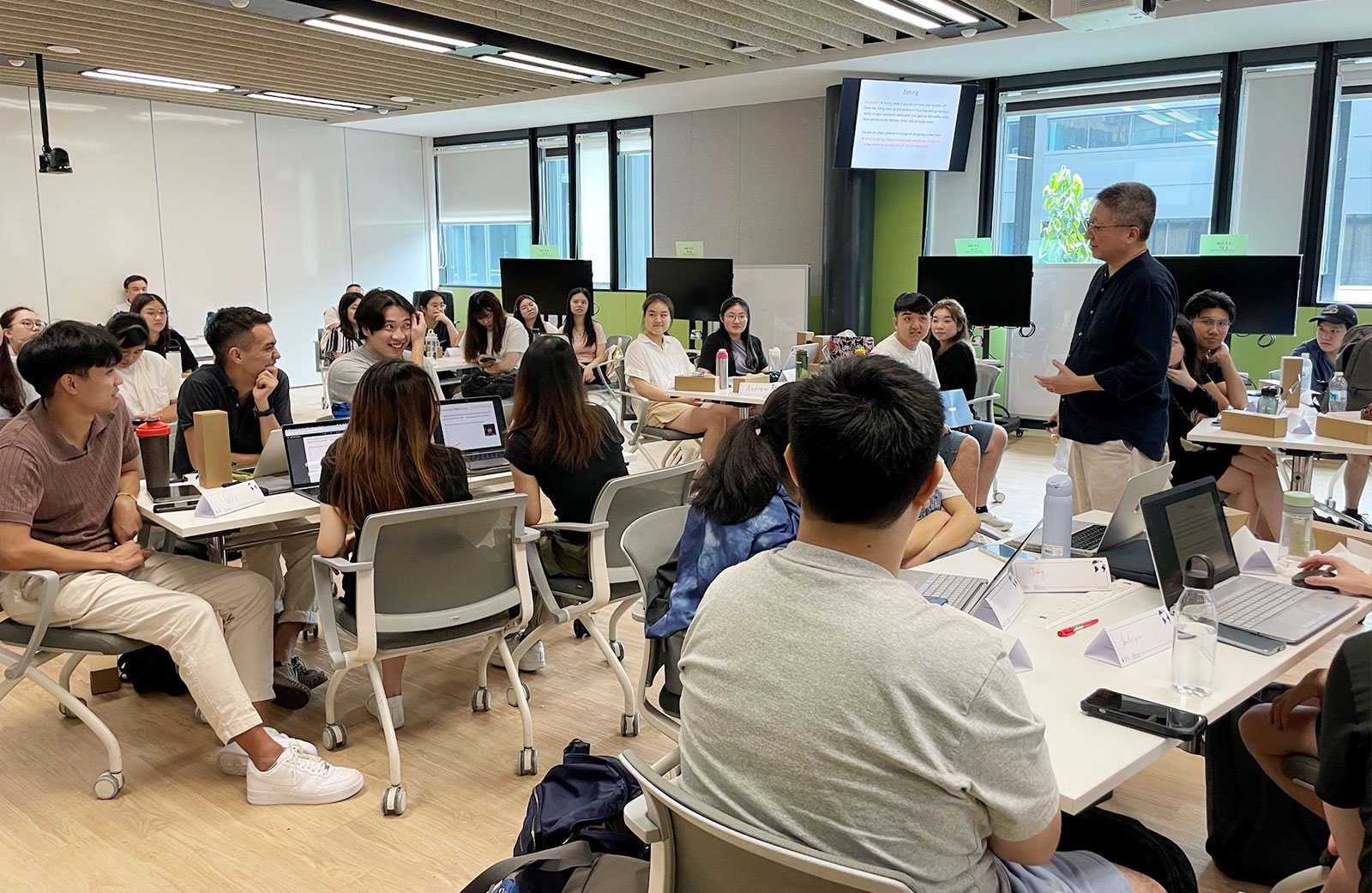 Professor Siew-ning Kan (SMU Instructor) gives an insightful lecture on Singapore and sustainability in general