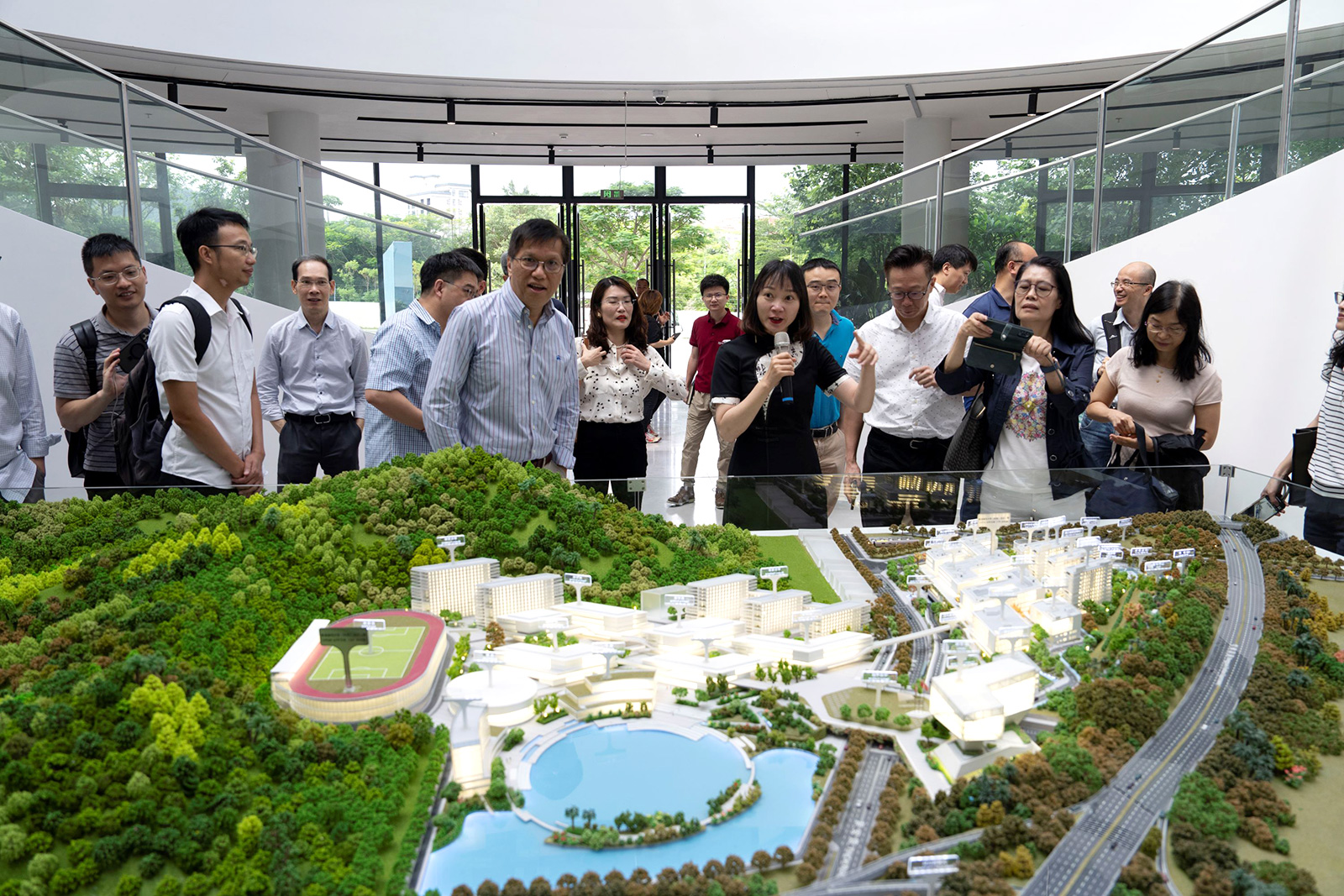 CB faculty visit the Dongguan campus