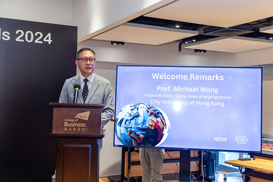 Professor Michael Wong, Associate Dean (Global Executive Programmes) welcomes all the participants.