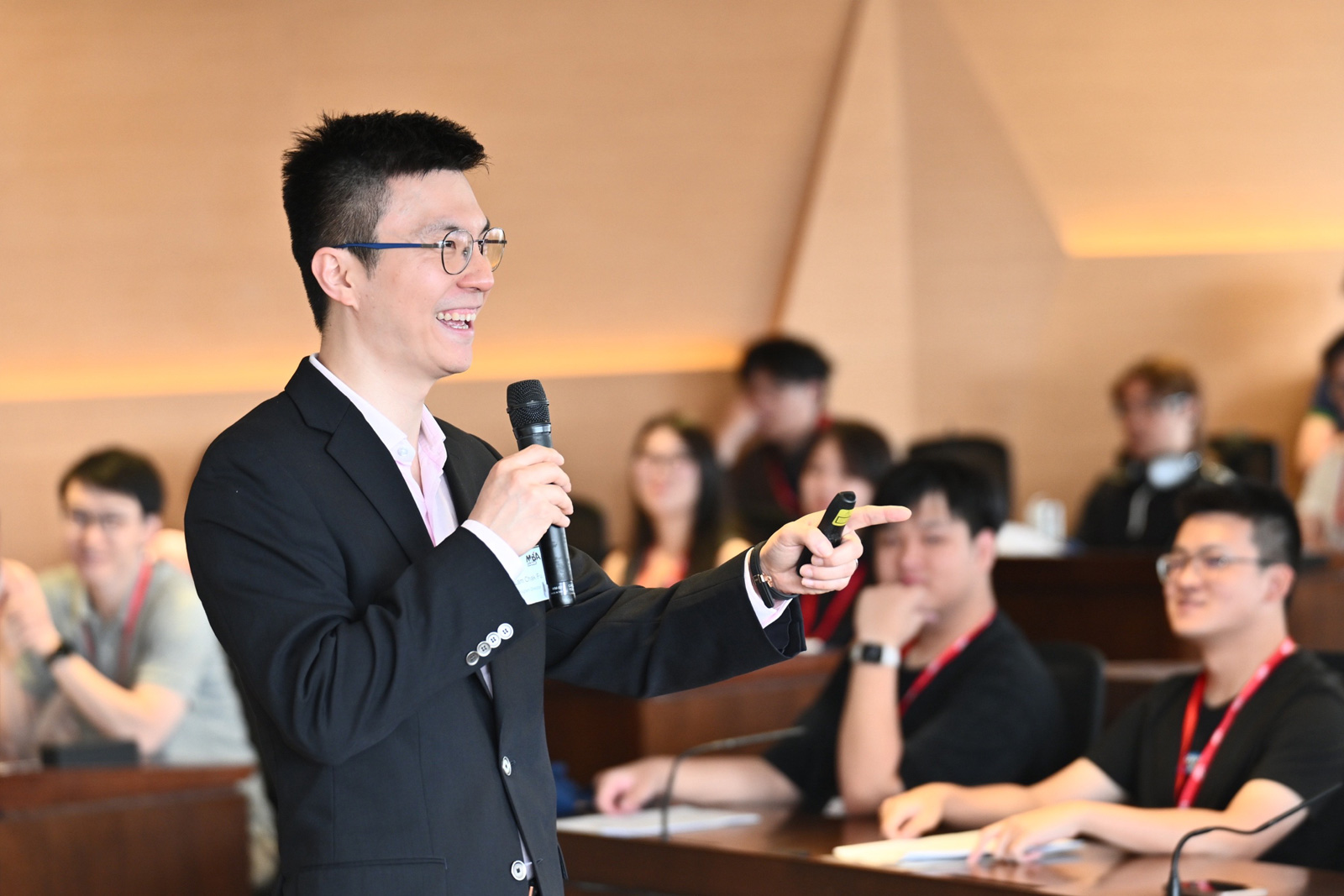 MBA Director Professor Chak-fu Lam welcomes new students joining the MBA family.
