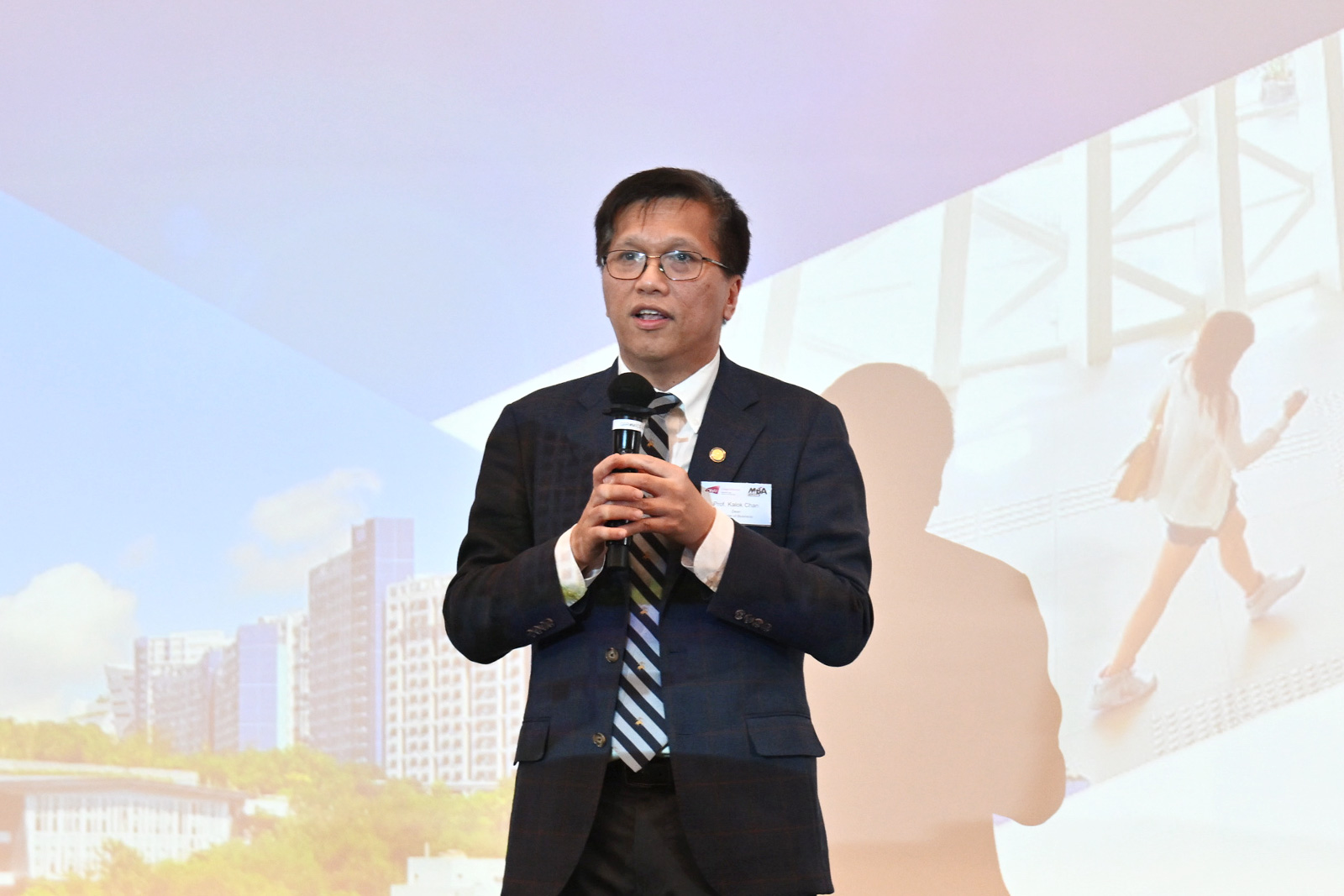 Dean Kalok Chan delivers a welcome remark at the orientation banquet.