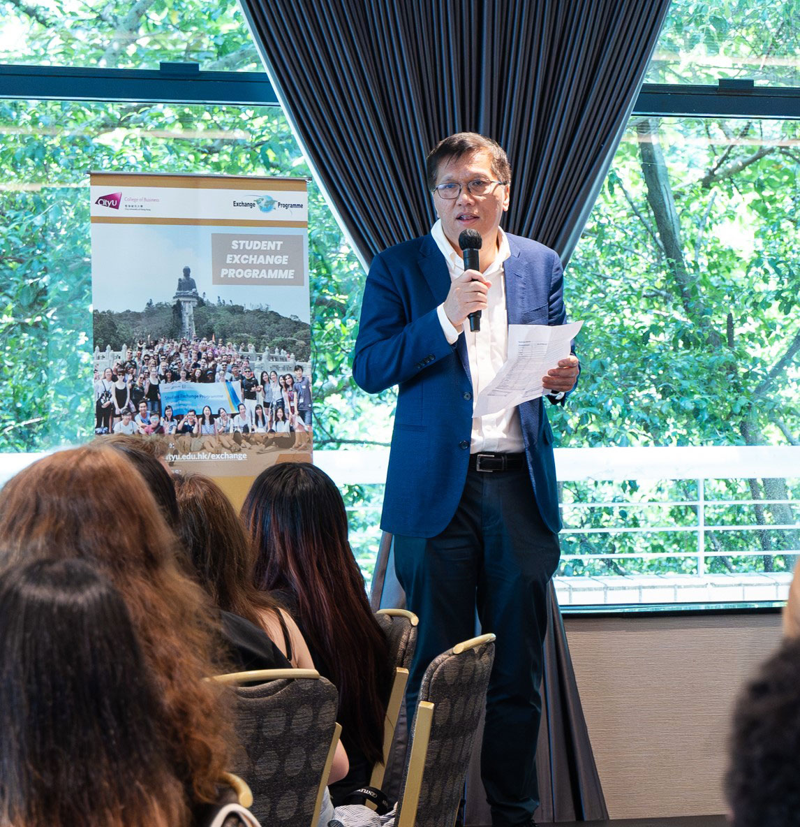 Dean Kalok Chan welcomes the inbound students and encourages them to explore Hong Kong to make the most of their exchange experience.