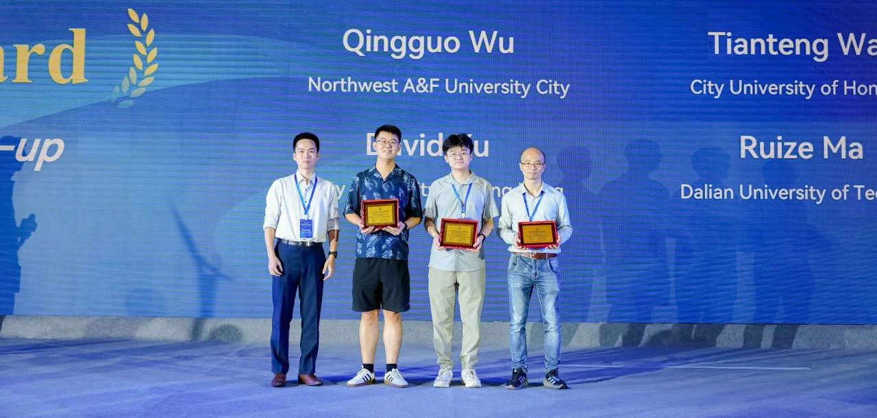 (From left to right) Professor Bin Fang (Department of Management Science, School of Management, Xiamen University) presents the award to the awardees: PhD student Tom Wang, MSc student Qingguo Wu (Northwest A&F University) and Professor David Xu.