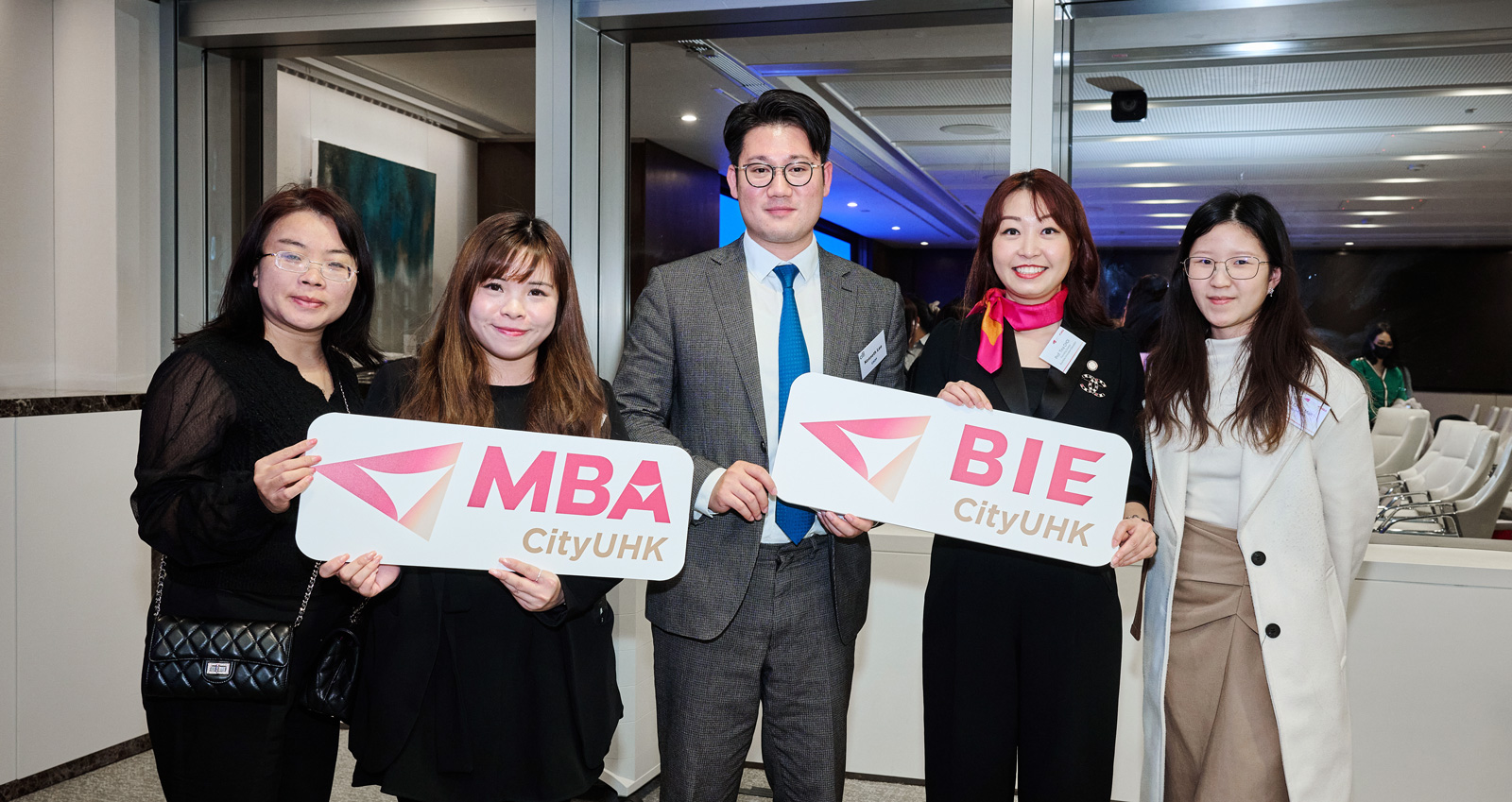Prof Tina Choi and Mr Kenneth Lee (middle) share their views on financial operations with MBA students.