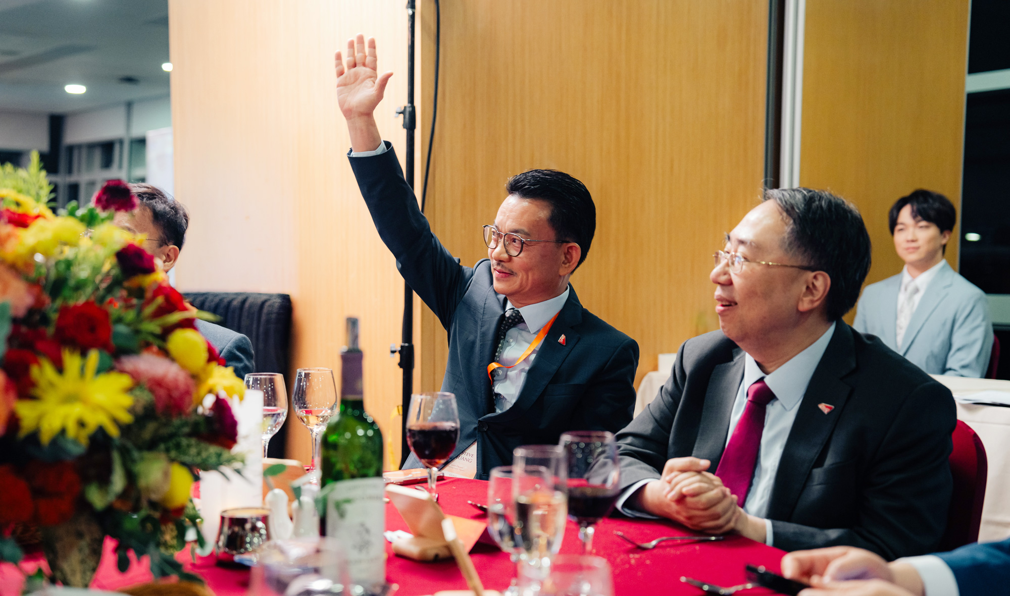 Dr Steve Chuang enthusiastically raises his hand to place a bid during the live auction.