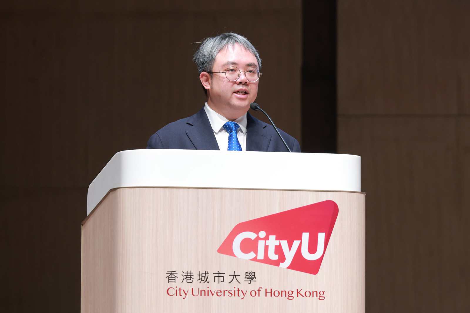 Professor Stephen Shum, Dean of CB, warmly welcomes the new students.