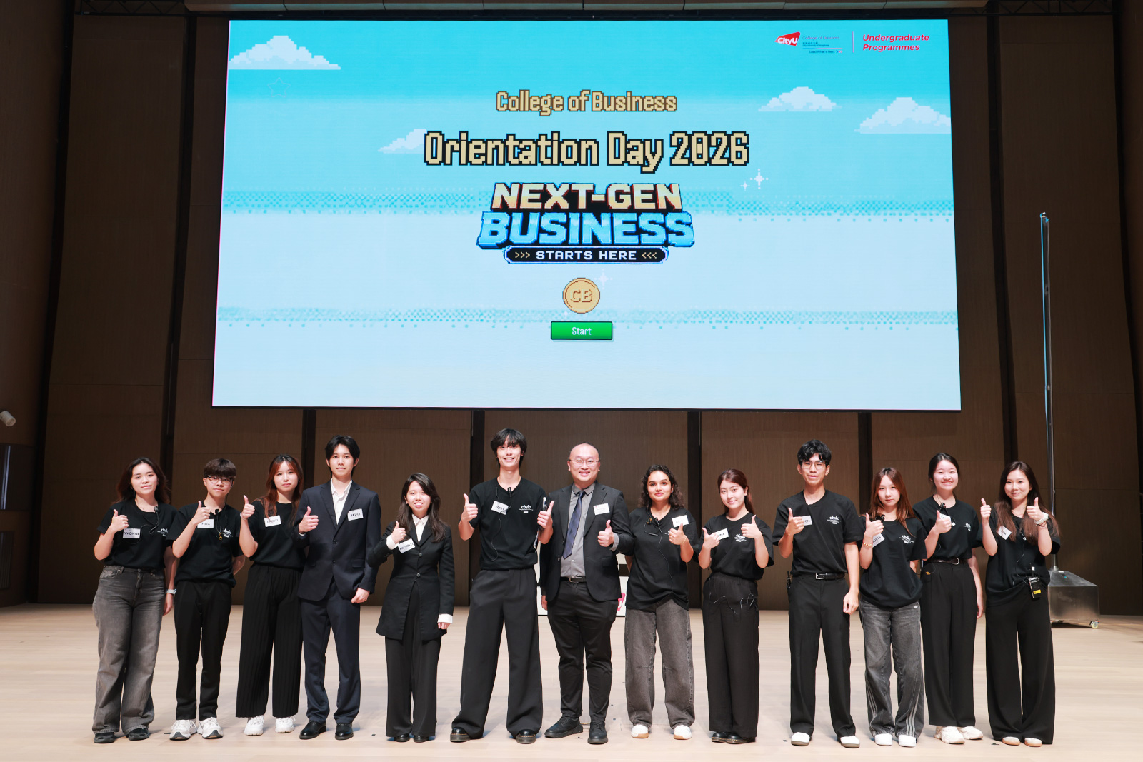 Professor Alvin Leung (centre) thanks the CBSLC committee members for organising the freshmen orientation event. 