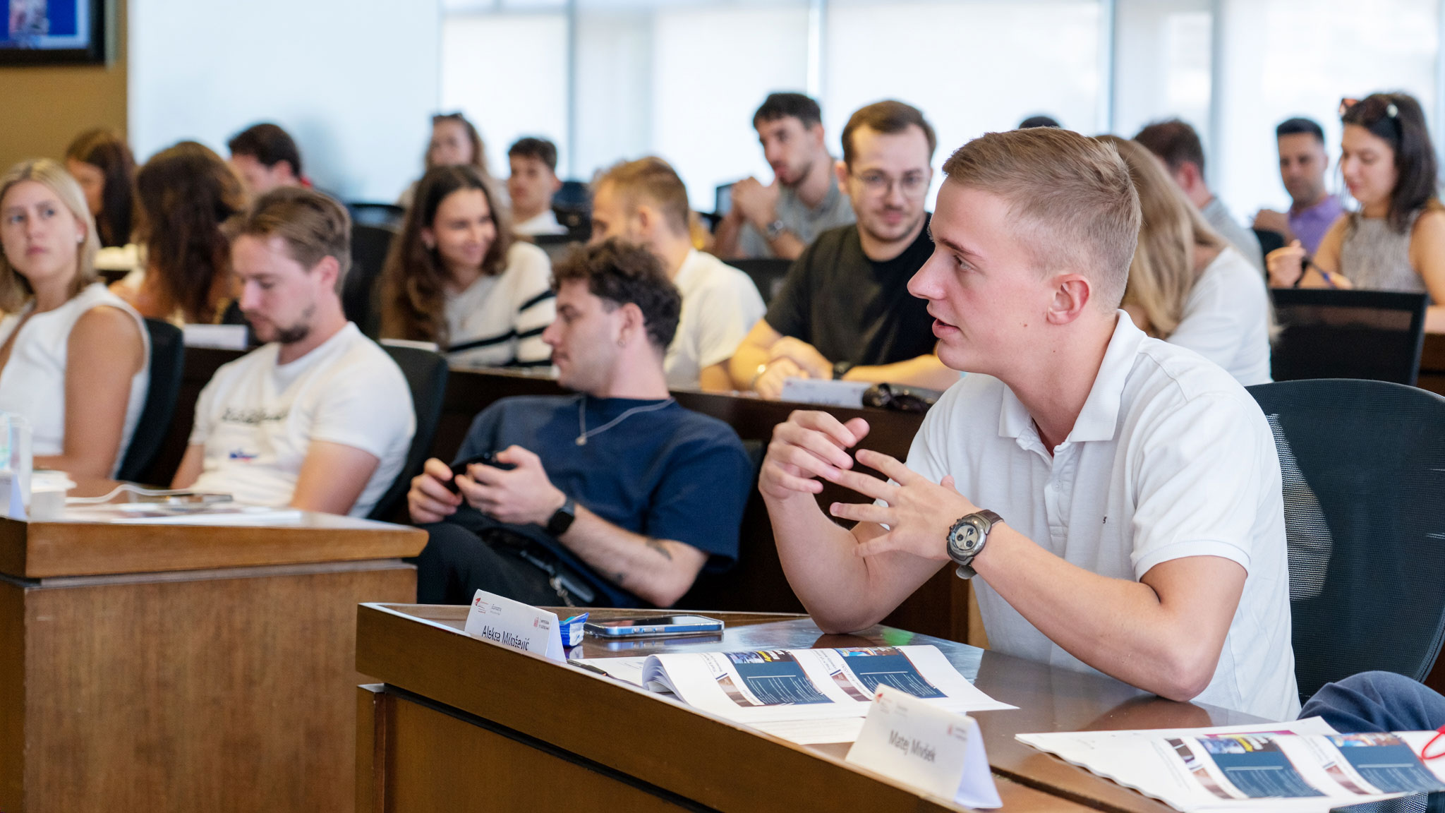 IMB participants actively exchange ideas on digital transformation and cross-border business opportunities in the class.