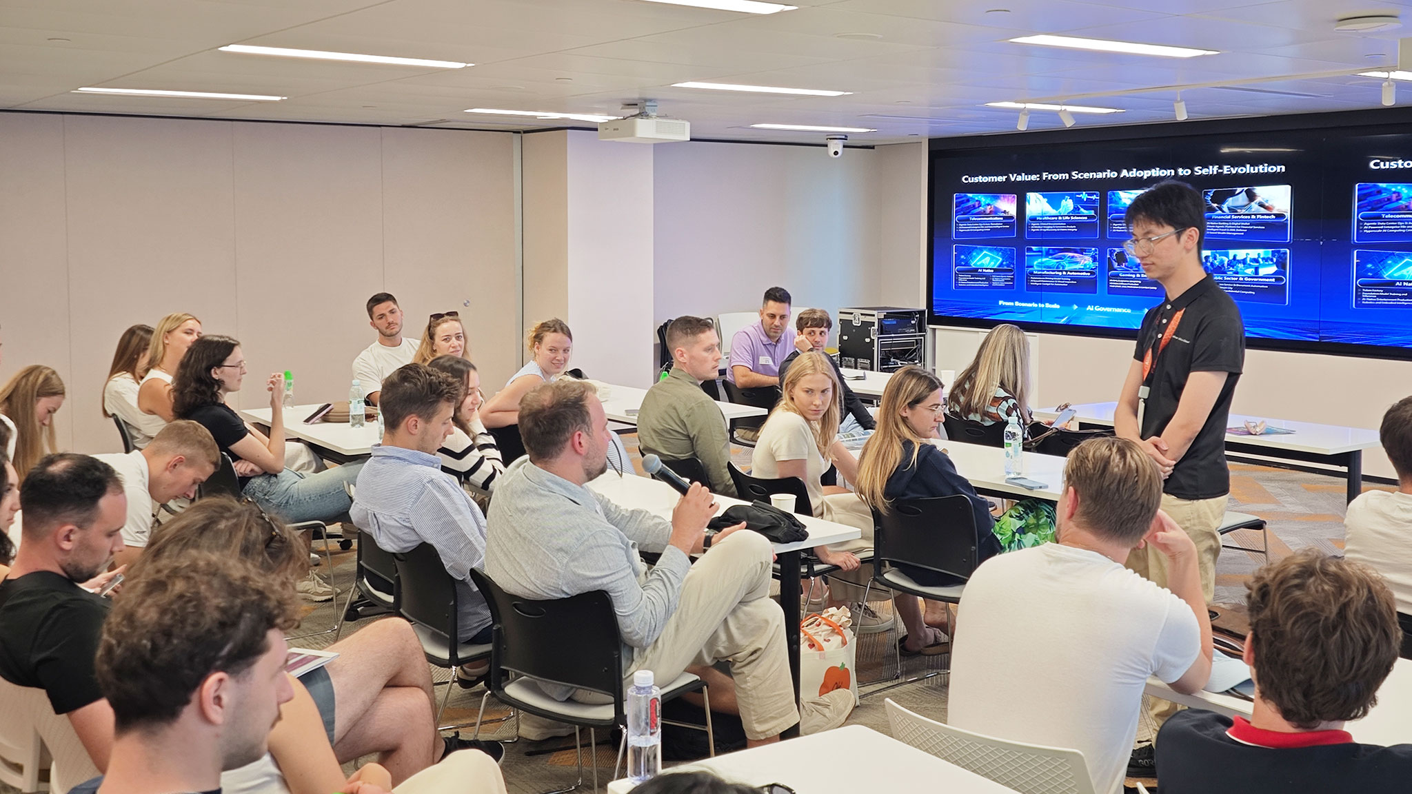 IMB participants discuss the differences between the East and the West in AI development paths and ecosystems with Alibaba business leaders. 