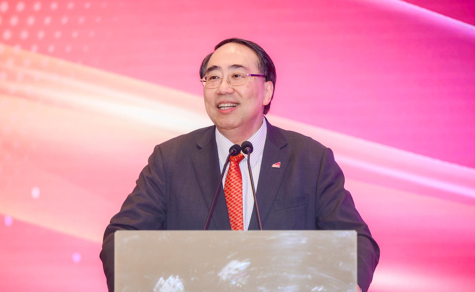 In his opening address, Professor Chun-Sing Lee, Acting President of CityUHK, welcomes alumni and guests to a forum that combines high-level academia-industry dialogue with meaningful alumni engagement