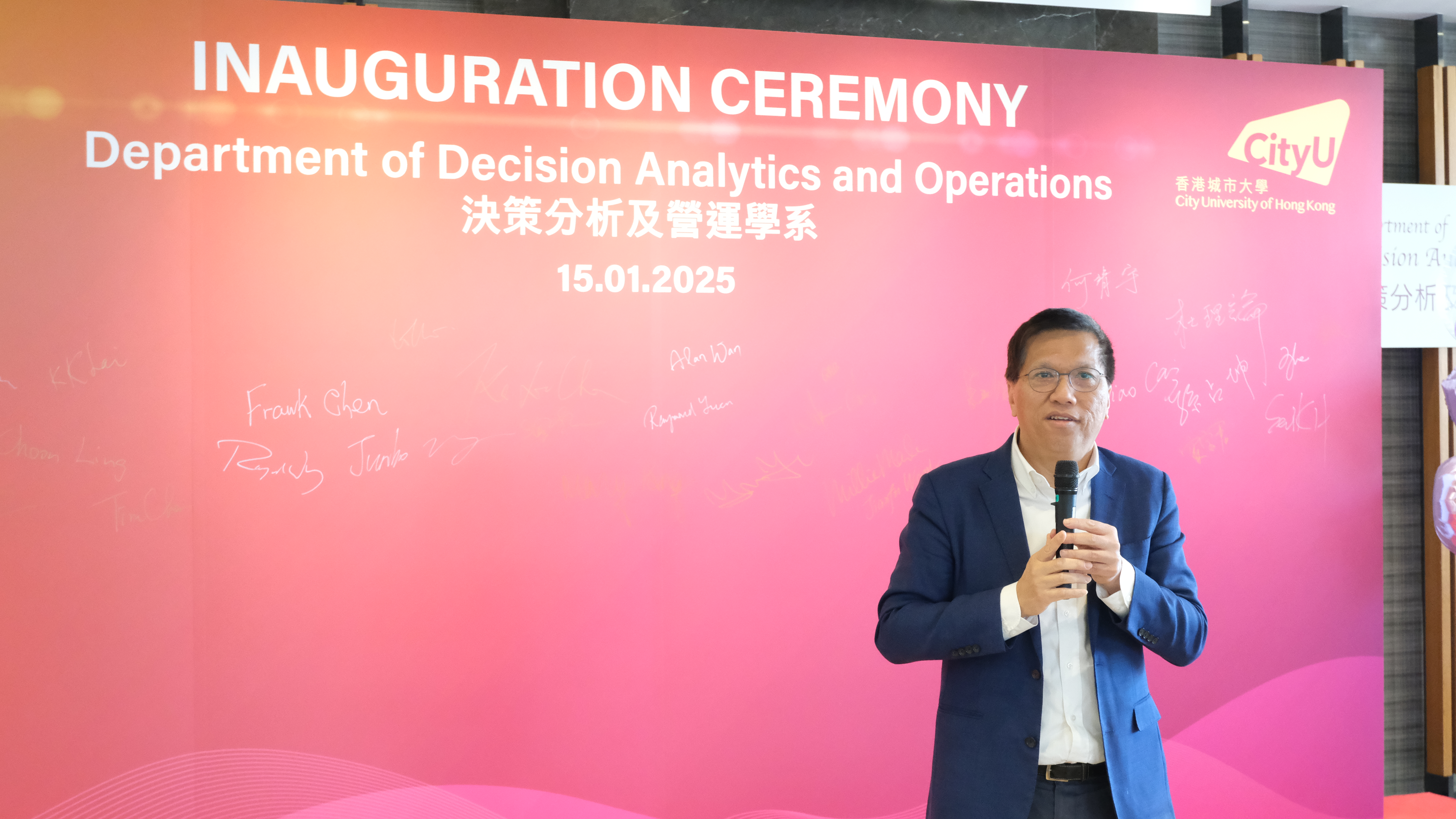 Professor Kalok Chan (Dean of College of Business) congratulates the DAO on its new name and delivers an encouraging speech at the ceremony.