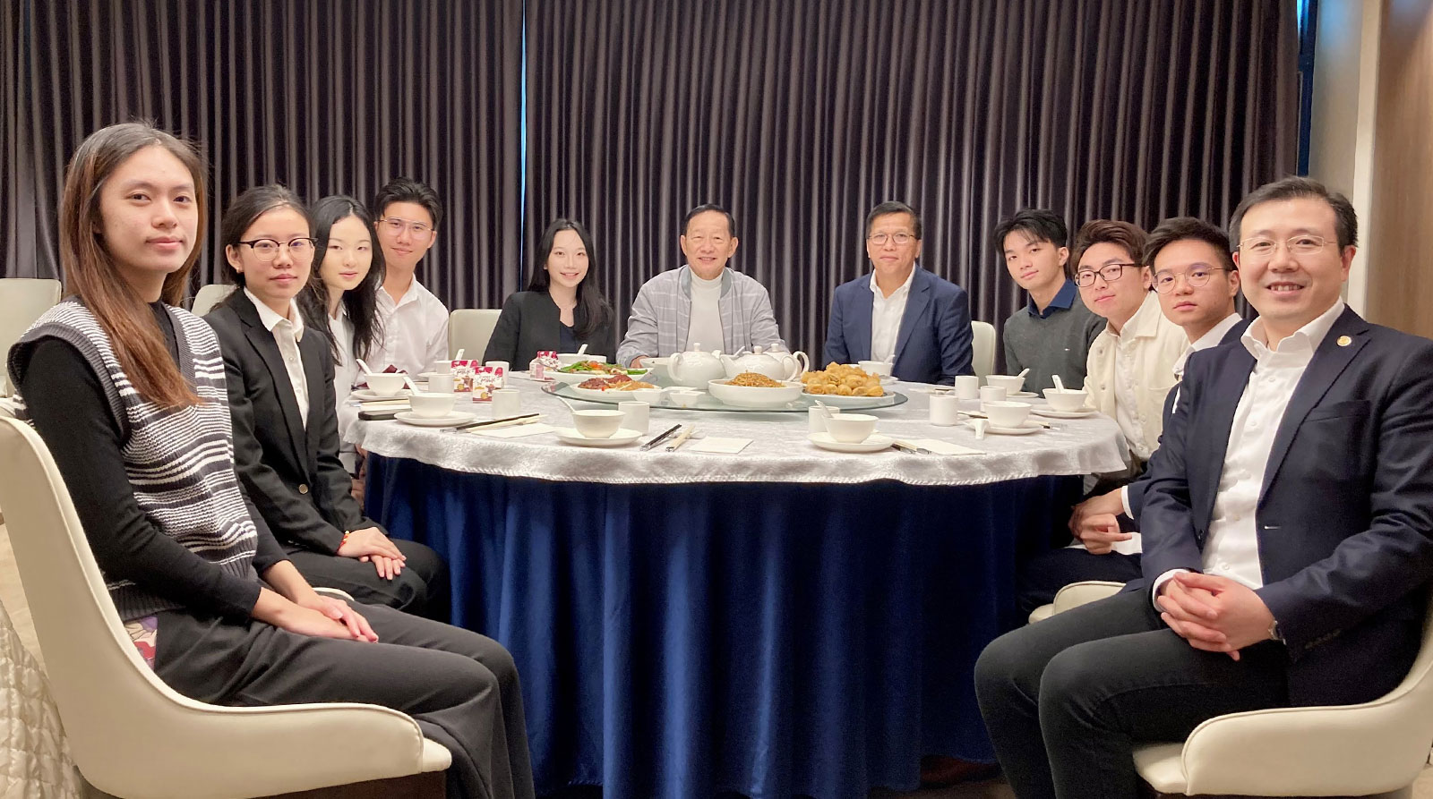 Dr Peter Wong (middle), Dean Kalok Chan (5th from right), Professor Raymond Wong (1st from right) and undergraduate student representatives at the lunch