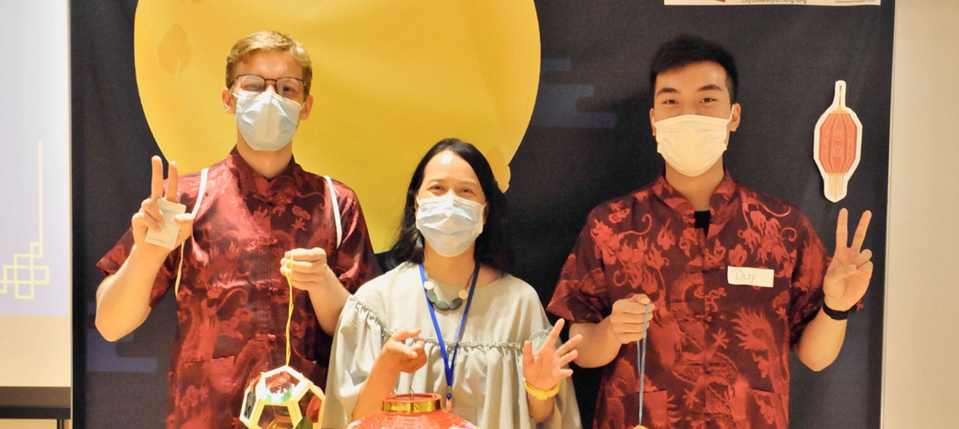 Inbound students finished their hand-made lantern and celebrated with Ms Angie Cheung, the Executive Office of College of Business. 