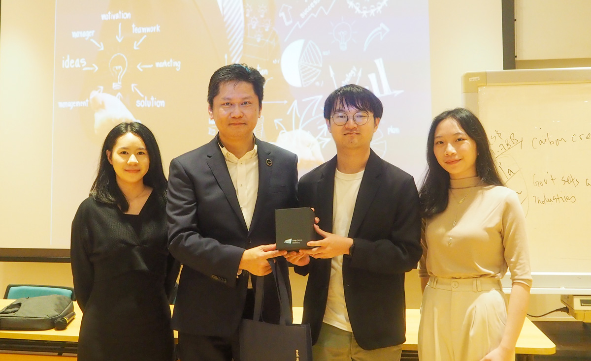 BPCC members present a souvenir to Dr Angus Yip (second left) in appreciation of his insightful sharing.