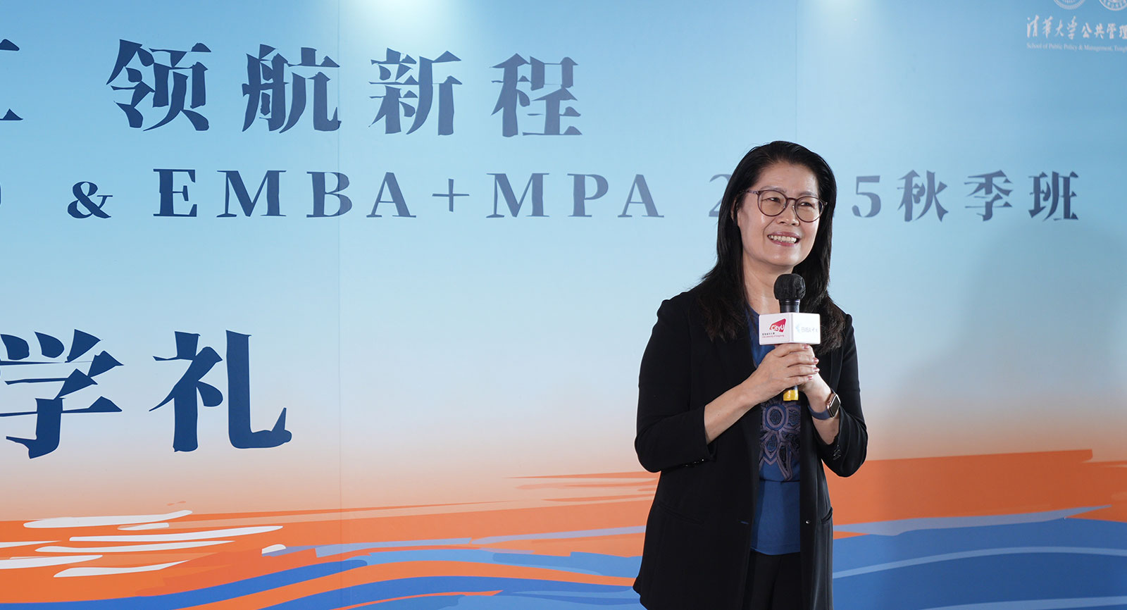 Professor Gang Hao welcomes all the new students. 
