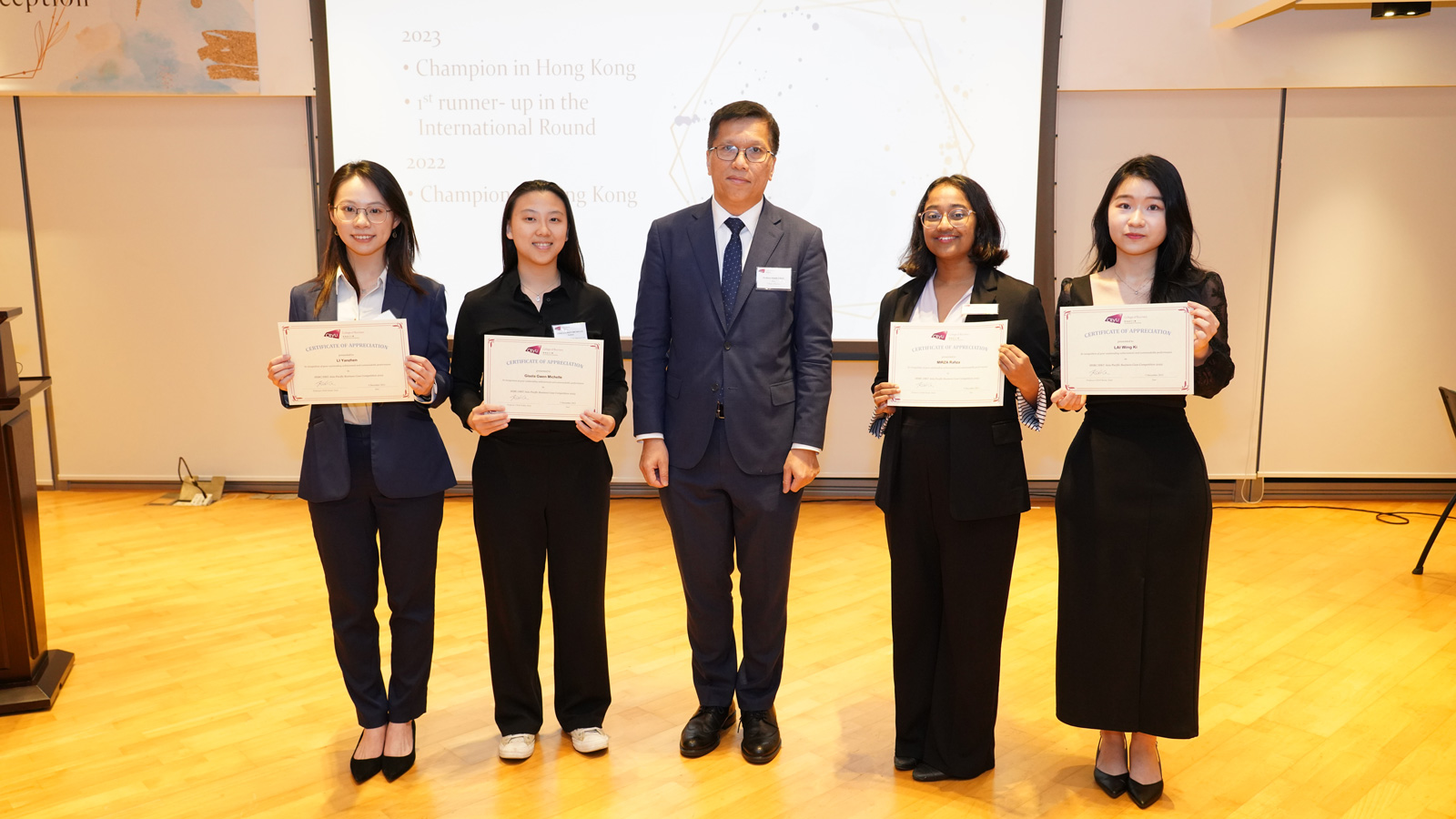 Dean Chan (middle) presents certificates of appreciation to the winning students of the HSBC/HKU Asia Pacific Business Case Competition 2022 and 2023: (from left) Li Yanzhen (BBA Accountancy), Gisela Gwen Michelle (BBA Global Business), Mirza Rafiza (BBA Accountancy), Lai Wing-ki (BBA Global Business)