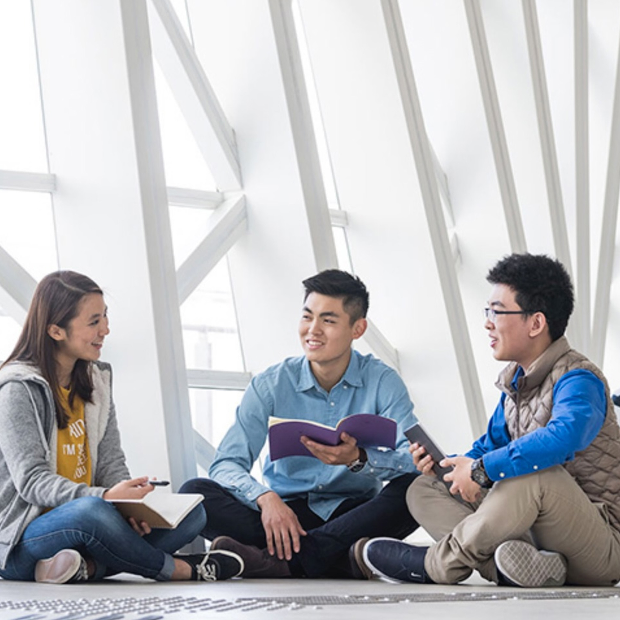 I really like discussing school projects and daily life with other fellow students at CityU. We can also enjoy a fascinating city view and great afternoon sunshine.