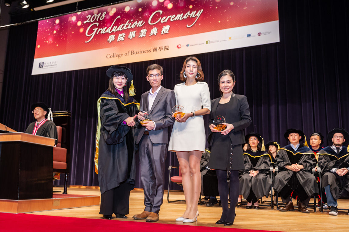 CB presents the first Marketing Alumni Contribution Award