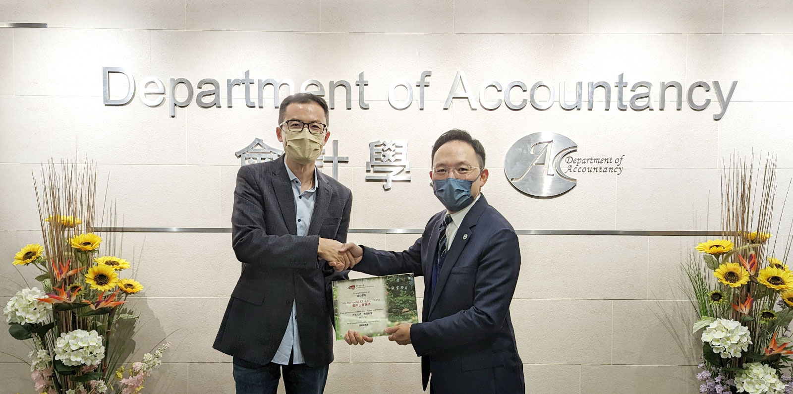 The College receives HK$500,000 donation to set up scholarships for accountancy students